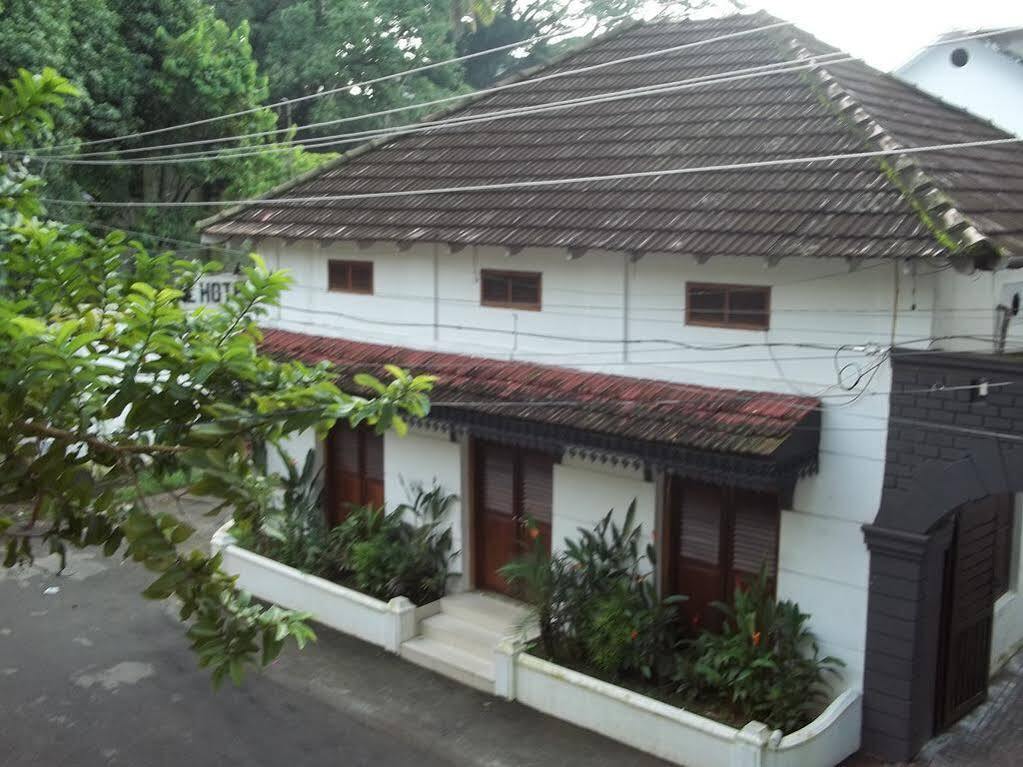 Oyo Home 63551 Pleasant Stay Near Fort Kochi Beach Extérieur photo